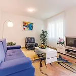 Vakantiehuis Amazing In With Kitchen Pula