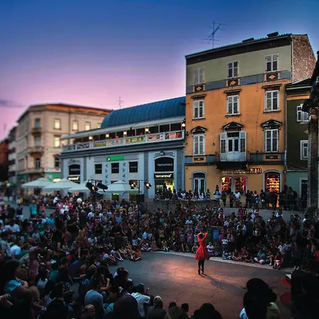 Amazing In With Kitchen * 풀라