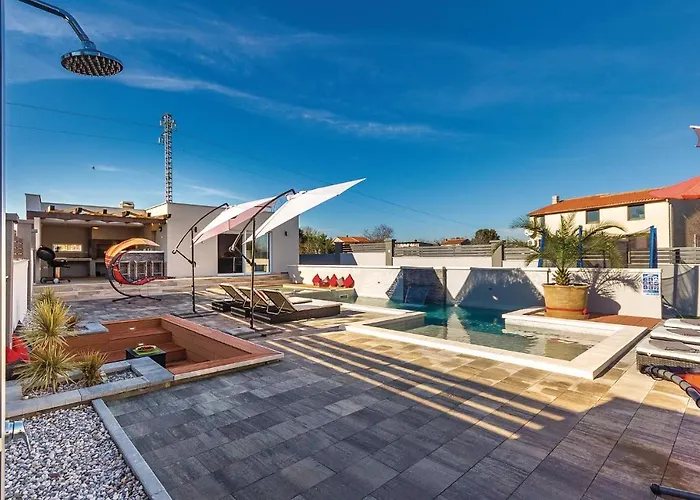 Amazing In With Kitchen 펜션 풀라