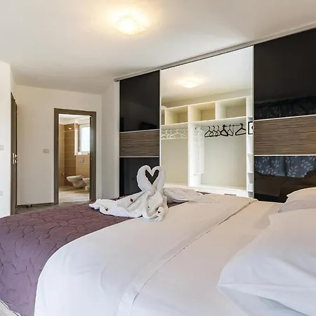 Amazing In With Kitchen Holiday home Pula