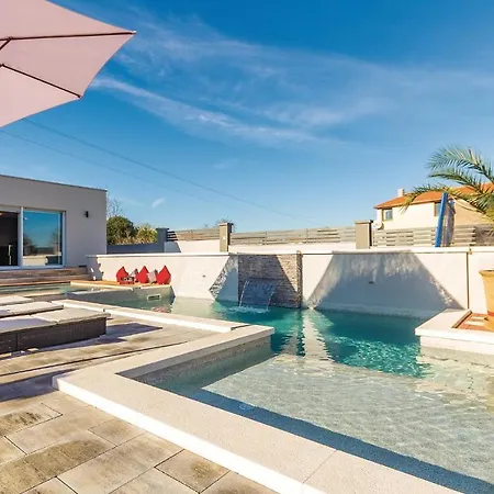 Ferienhaus Amazing In With Kitchen Pula