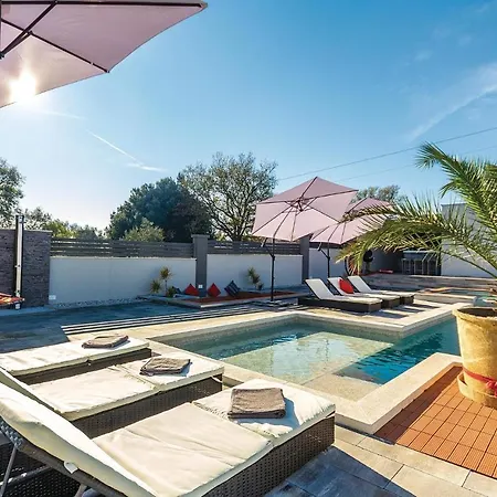 Ferienhaus Amazing In With Kitchen Pula