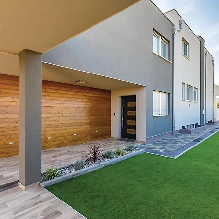 Luxurious Home In Pula Pula