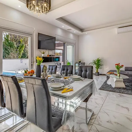 Ferienhaus Amazing In With Kitchen Pula