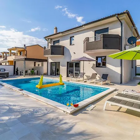 Amazing In With Kitchen Holiday home *