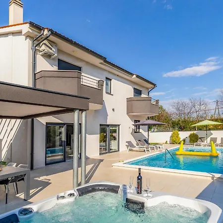 Amazing In With Kitchen Pula