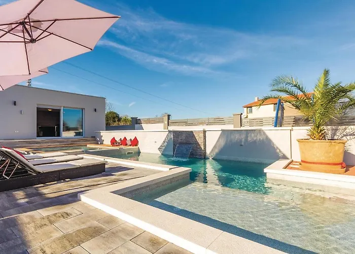 Vakantiehuis Amazing In With Kitchen Pula