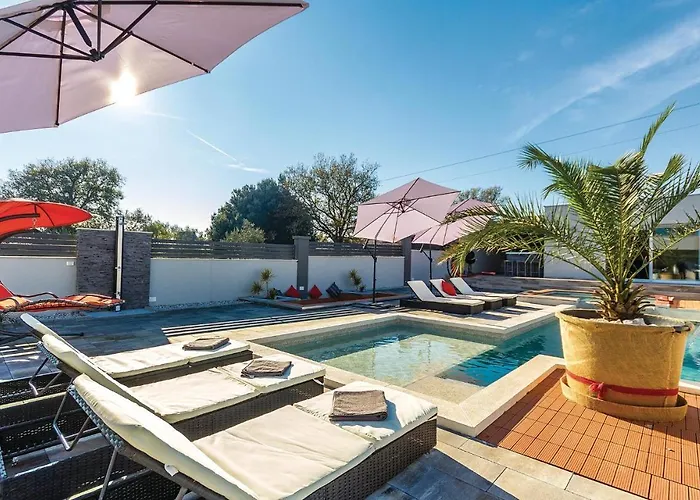 Vakantiehuis Amazing In With Kitchen Pula