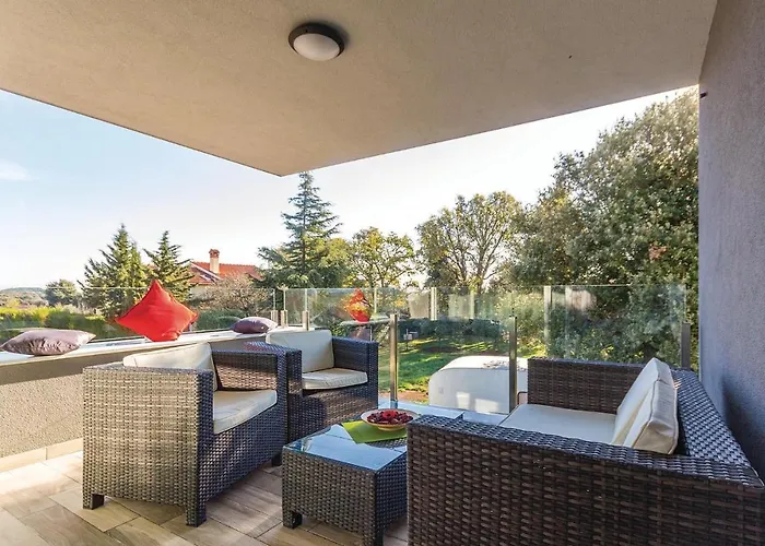 Vakantiehuis Amazing In With Kitchen Pula