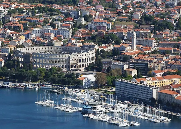 Vakantiehuis Amazing In With Kitchen