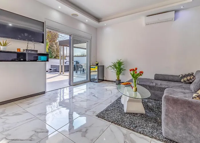 Amazing In With Kitchen * Pula