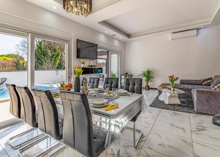 Vakantiehuis Amazing In With Kitchen Pula