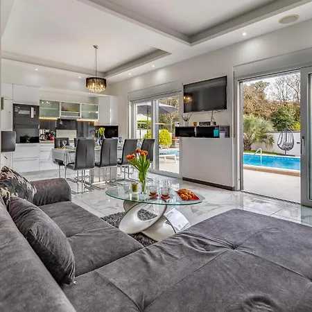 בית נופש Amazing In With Kitchen פולה